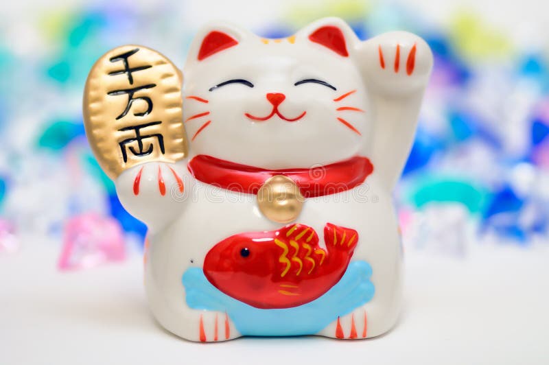 Japanse Gelukkige Kat Op Witte Achtergrond Stock Afbeelding - Image of