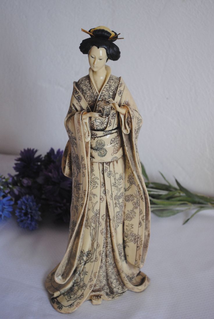 Vintage Japanese Statue Figurine Polychrome Ivory effect, Geisha Girl