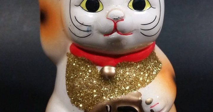 asian lucky cat statue Japanese lucky charm white beckoning cat maneki neko money bank statue